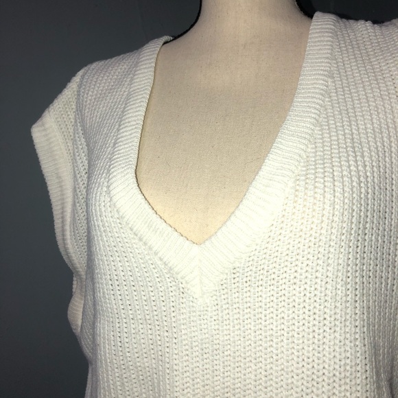 VINTAGE | RADISHES & ROSES | SLEEVELESS SWEATER - Picture 2 of 5